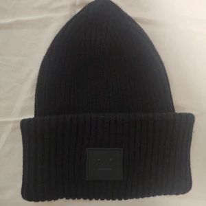 Acne mössa - Köpt förra året. Knappt använd då jag inte tyckte om hur stor den var. Kan gå ner i pris vid snabb affär