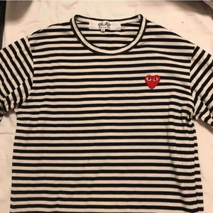 Cdg - (Lånade bilder💕) Säljer min randiga cgd tröja då den kommer inte till användning längre 💞