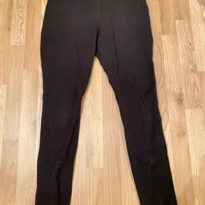 Kostymbyxor  - Säljer kostymbyxor med en liten dragkedja vid benen längst ner ifrån Lindex i storlek M, använd fåtal gånger men är i fint skick.  Frakt tillkommer 50kr 