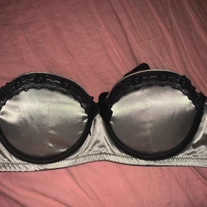 Bh - Jättefin bh, saknar band som man kan sätta i.💕