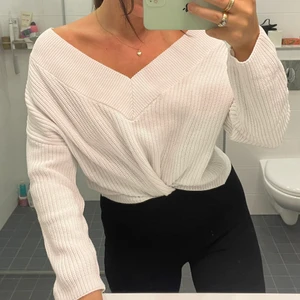 Stickad tröja off shoulder  - Storlek M. Något oversized. Jag bär vanligtvis storlek M/38. 