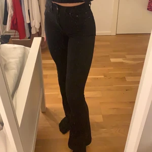Bootcut jeans 34  - Bootcut jeans i strl 34 från Nelly, för korta på mig. Lappen är lös