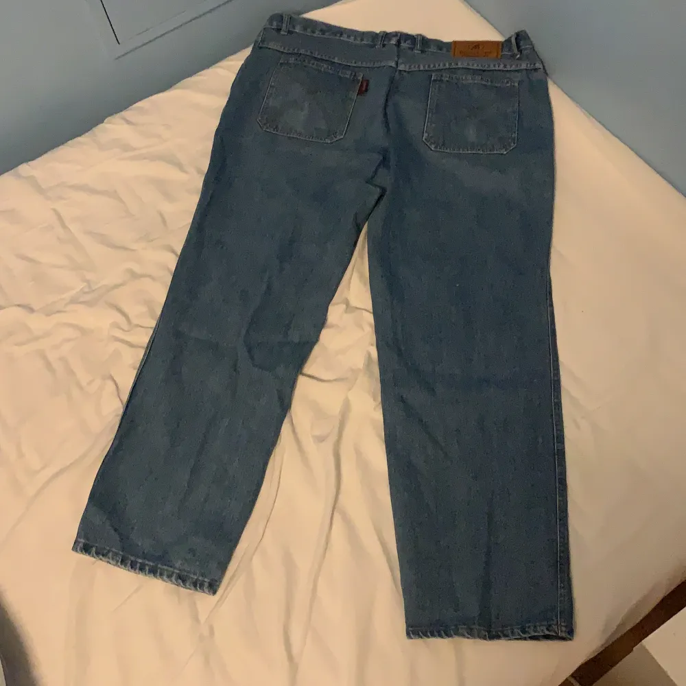 Snygga jeans i storlek d112 ungefär 40-43 i midjan och 31-32 längd. Jeans & Byxor.