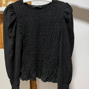 Topp. Storlek M - Hej! Säljer min topp, storleken är M. Är i en braskick, använd den endast en gång. Priset kan diskuteras 