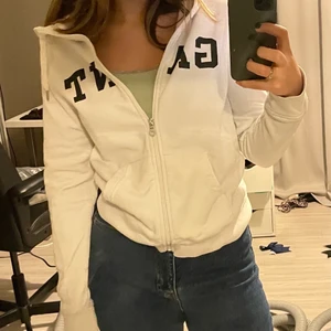 Gant zip-up -  GANT zip-up som tyvärr inte kommer till användning storlek XS men passar även s/m! Den är använd fåtal gånger och är i nyskick:) 