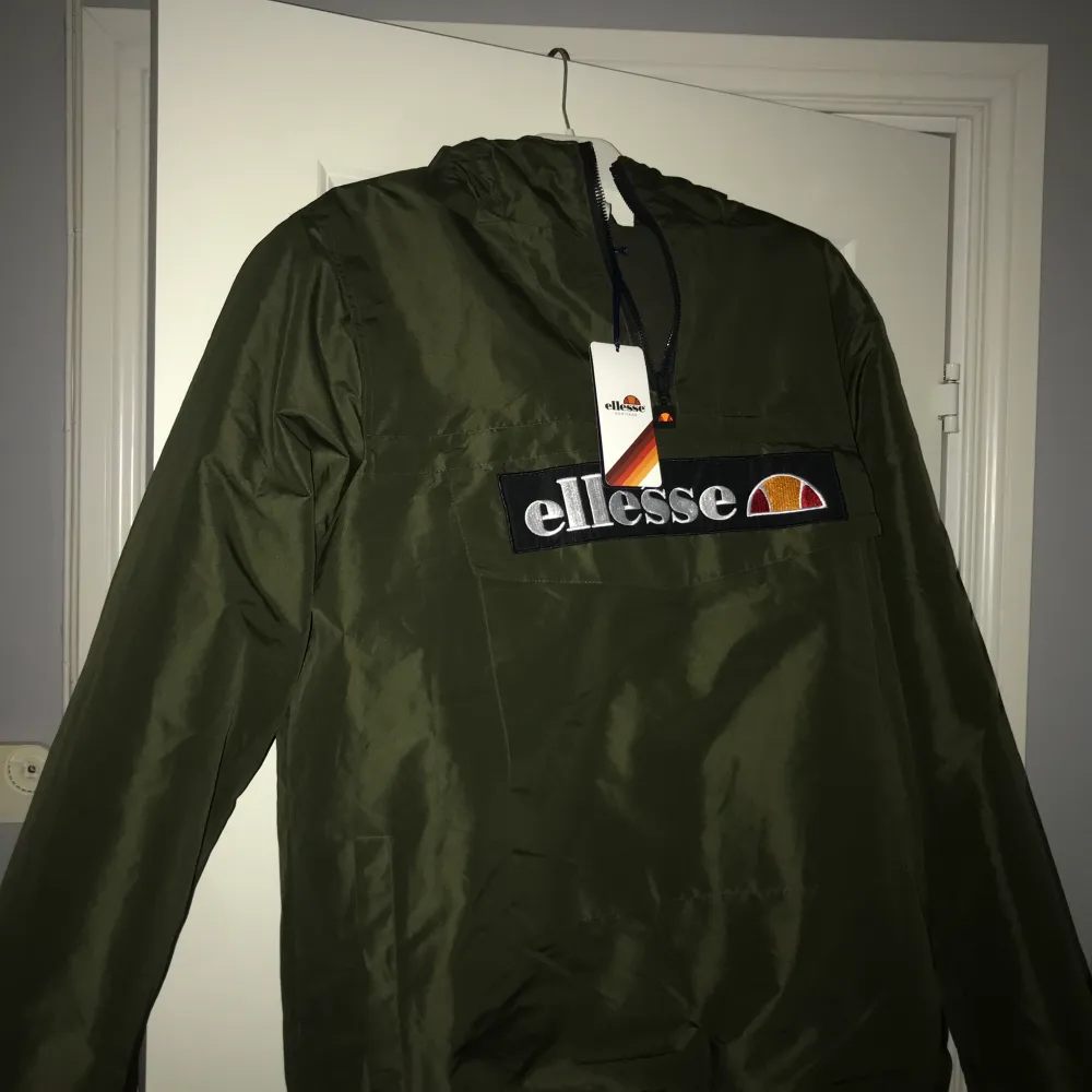 Helt ny jacka från Ellesse, dvs perfekt skick. Jackan är fodrad i fleece och kan användas både på hösten men även under vintern. Pris på Zalando är 1156kr! Obs, första bilden är lånad från Zalando, samma färg, bara dåligt ljus. Tveka inte att höra av dig om du har frågor!. Jackor.