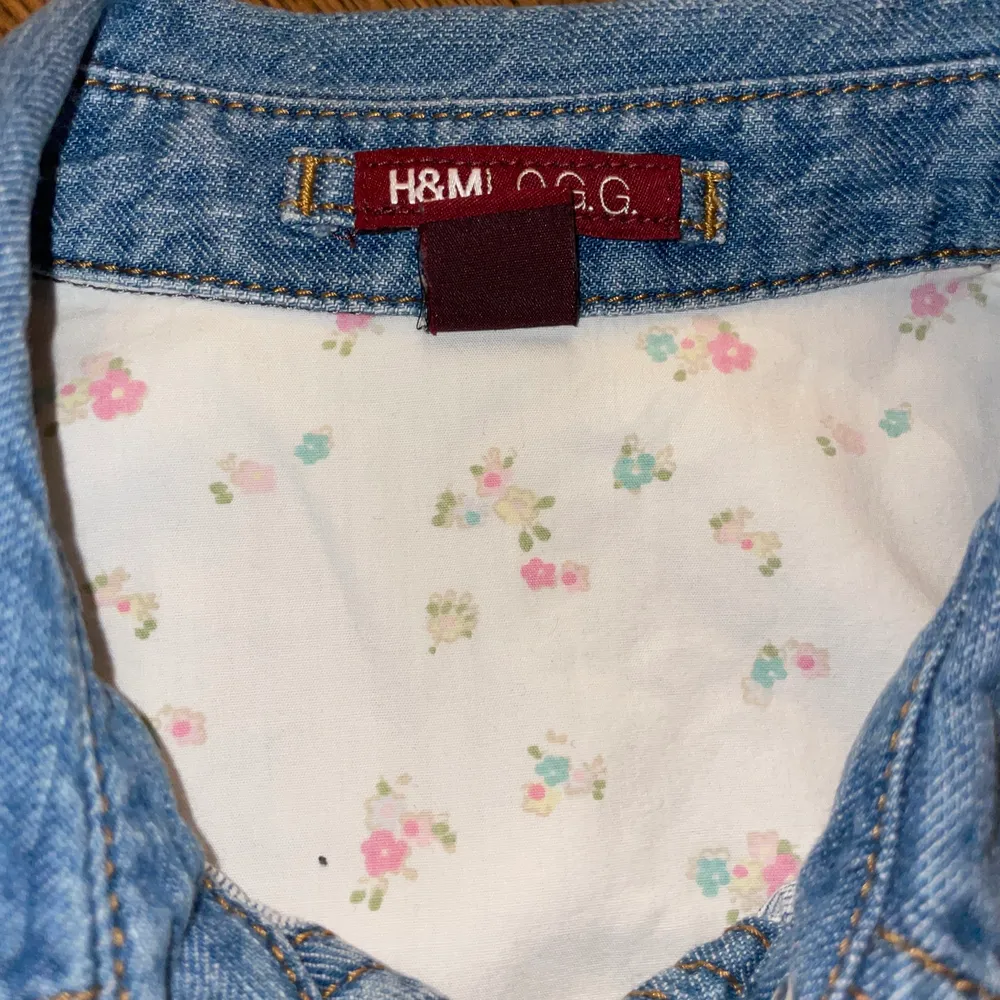 Jätte fin Jeans skjorta som nu ska bort pga att jag inte vill ha den längre. Den har ett blommigt mönster längst upp vid kragen i skjortan och har massa fina vita knappar (både på armarna och i mitten). Den är ganska liten så skulle rekommendera den för S eller xs.💞. Skjortor.