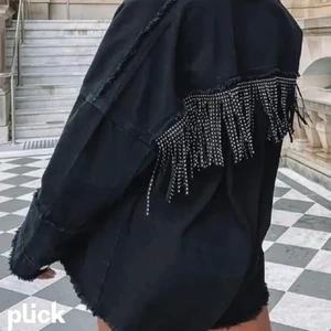 Svart jeansjacka från zara - Den är inte så mycket använd, säljer för att den inte kommer till användning längre. (Lånade bilder) Kan skicka fler bilder privat. ❤️