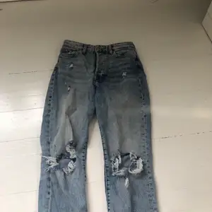 Snygga jeans med hål köpte för 399 nyskick storlek 34