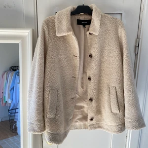 Teddyjacka Strl. L - Säljer min teddyjacka från Vero Moda. Använd fåtal gånger och väldigt bra skick 🤎