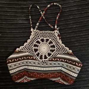 Top - Så snygg bohemisk topp/överdel att ha på sommaren under en snygg kimono eller som en snygg bikini del på stranden.. Funkar till allt Bud från 100 kr