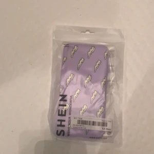 Mobilskal xs Max  - Ett mobilskal för xs Max ❤️ har gula blixtar och lila bakgrund 😜köpte det på shein💗 kostar 40kr och tar Swish och 15kr frakt 📦 hoppas ni blir intresserad och kontakta mig då 💗💗❤️❤️🤎