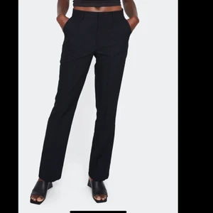 Kostymbyxor Strl 36 - (Första är bild från Bikbok) Utsvängda kostymbyxor i strl 36 i fint skick. Jag är 170 cm o de går precis till ovanför mina fötter. Köpta för 399kr, mitt pris 180kr + 66kr frakt 