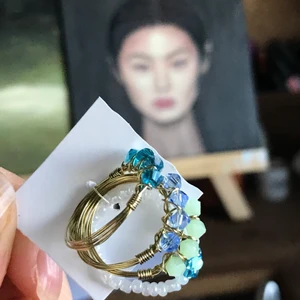 4 handjorda kristallringar - Hej🥰 säljer dessa 4 underbara handgjorda ringarna  då dess köpare tyvärr inte hör av sig☹️ de är i storlek 17(17mm i diametern i ”hålet” av ringen) och är i färgerna turkos, ljus lila/blå och matt grön + en liten blom ring💗🌸 det är bara att skriva för fler bilder😊❤️
