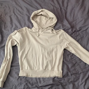 Hoodie från Na-kd - Beige Hoodie med stor luva från Na-kd. Plus 66kr med spårbar frakt
