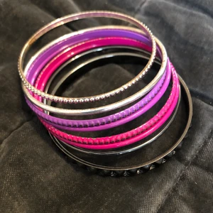 Armband - Säljer dessa armband (8st) i olika färger för 10kr!!!! Det är 1,25kr/armband🥳 Supercoola men föe stora för mig || Frakt tillkommer tyvärr⭐️ 