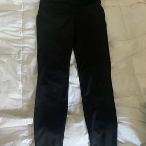 Träningsbyxor från hm  - Sköna byxor men blivit för små för mig , är 169 och de är korta i benen.köparen står för frakten