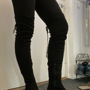 Overknee stövlar  - Svarta overknee stövlar i storlek 37/4, använda enstaka gånger, mycket fint pris ny pris 599kr