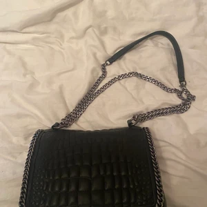 Stor snygg väska - En rätt stor väska med band som går att justera, jätte fin o bra skick förutom det ni ser på bilden har gått sönder lite men inget man tänker på, pris kan diskuteras eftersom det är lite sönder (får plats me mycket) KAN MÖTAS UPP I VARBERG! + köparen står för frakt