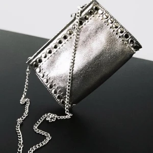 Väska från Zara - ❌intressekoll❌ Har denna jätte populära och fina väskan från Zara men kommer inte till användning då jag inte använder väska så ofta. Jättebra skick och köpt i våras. Hör av er om ni är intresserade. Köpt för 259 kr. Högsta bud 300 kr