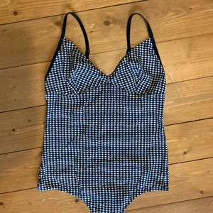 Bodysuit linne - Säljer den här ur snygga bodyn från &Other stories. Svin cool till både vardags och fest! I perfekt skick🥰