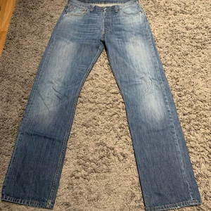 Levis 501 - Säljer mina vintage Levis 501 då dom ej används längre. Dom är i storlek:33/34 och det finns ej några fläckar eller sånt på jeansen😃