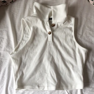 Vit topp - topp från shein som passar perfekt under en sweatshirt!!💓aldrig använd :))