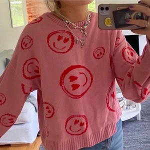 Stickad tröja - Stickad tröja med smlilys på nyskick