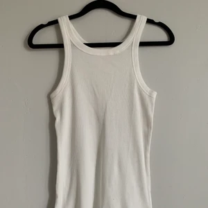Vitt linne  - Säljer denna topp från h&m i storlek XS, aldrig andvänd pga av den är för stor😊