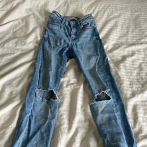 Jeans med hål  - Säljer mina jeans med hål som är super sköna! 