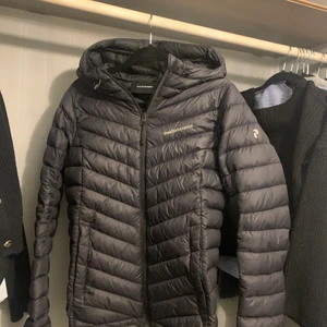  PeakPerformance jacka - Säljer min peakPerformance jacka pga att jag inte använder den längre. Jättefint skick. Köpt för 2800 kr i peak affären i göteborg. Kvitto finns!!! Pris kan diskuteras💗💗💗