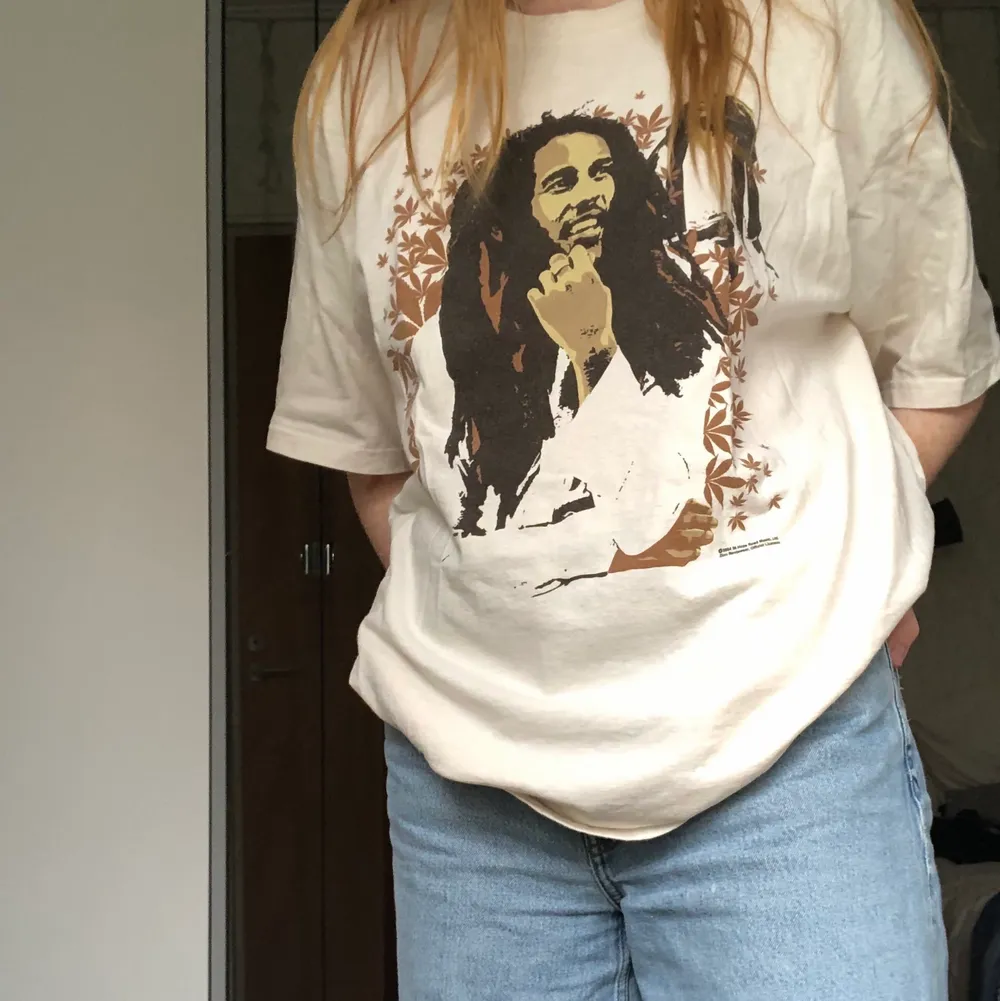 Så snygg ljusbeige och brun Bob Marley t-shirt! Superfint skick🤎 se sista bilden för detaljer. T-shirts.