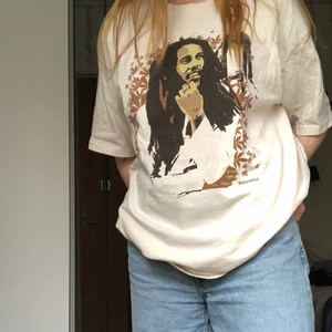 Vintage t-shirt  - Så snygg ljusbeige och brun Bob Marley t-shirt! Superfint skick🤎 se sista bilden för detaljer