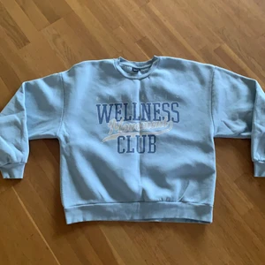 Gina tröja  - Säljer denna Gina tröja det ända som e fel på den e att det är små knoppar på den ❤️