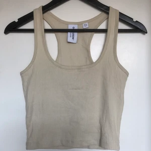 Ribbat linne - Jättefint beige/naturvit ribbat linne köpt från Asos. Passformen är normal men en aning djupare urringning. Nyskick utan defekter!🥰