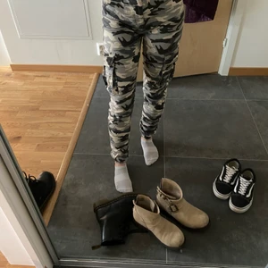 Cargobyxor, xs  - Camo cargobyxor från Madlady, strl xs, endast använda en gång.