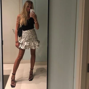Zara kjol - Säljer min zara kjol som inte säljs längre ❤️ Nypris är 559kr och den är i nyskick använd 2 gånger ! 