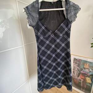 Rutig klänning från hm. Storlek XS. Nyskick, aldrig använd. Köpare står för frakt! 🤍