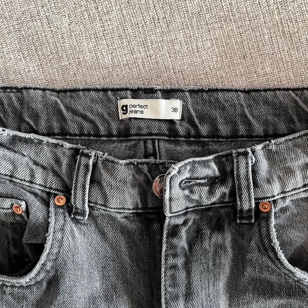 Superfina gråa jeans från gina💕💕 knappt använda, som nya !! (Lånade bilder, sista är min) . Jeans & Byxor.