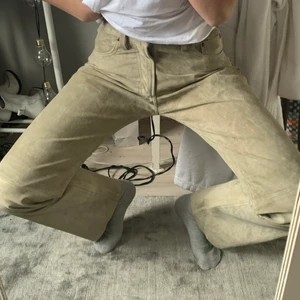 Mocka byxor - SKITCOOLA mockapyxor i beige som passar perfekt till nästan allt och är köpta här på plick! Säljer de för att de tyvärr är lite för små för mig.🤩🤩🤩