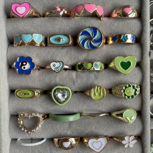 Trendiga ringar  - Säljer ringar ❤️‍🔥❤️‍🔥 1 för 25, 2 för 45, 3 för 60 kr + frakt 15 Storlek 1.7-1.9 cm i diameter, vissa även justerbara Finns ca 3 på lager av varje sort,  SKRIV VID INTRESSE <3