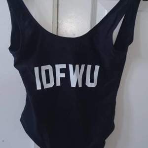 Svart baddräkt med vit text ”IDFWU” öppen rygg storlek S/M
