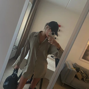 SKJORTA MOVES - Skjorta från moves. Storlek 36 - men är oversized så funkar för 38-40 beroende på hur man vill att den ska sitta. Fint skick