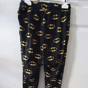 Svarta Batman mjukisbyxor  - Svarta Batman mjukisbyxor med gul batmanlogga storlek xs 