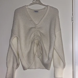Vit stickad tröja - Super fin vit stickad tröja som har en slags snörrning i mitten går och dra åt hur mycket som helst den är aldrig använd och har inte defekter storlek M sitter mer som en lite oversized s enligt mig nypris:429 mitt pris:289 
