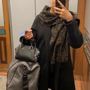 Fendi halsduk - Världens finaste halsduk från Fendi. Äkta!!💖💘