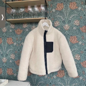 Teddy jacka NA-KD  - Säljer denna Teddy jacka från NA-KD som är i nyskick. Säljer pågrund av att jag tycker den är förstor för mig. Har vandligtviss 34/36, men denna är i  stolek 38. Köpt här på Plick men inte använd av mig och bara ett fåtal gånger av tjejern innan. Bilderna är ifrån tidigare säljare 