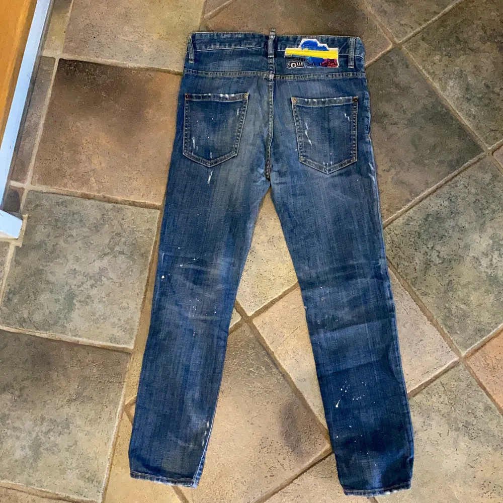 Dsquared2 jeans blå. Storlek 44. I använt men väldigt fint skick 9/10. Nypris: 4000. . Jeans & Byxor.