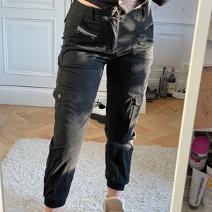 Svarta Cargobyxor - Säljer dessa skitsnygga cargobyxor då dom tyvärr är för korta för mig som är 174 cm. Mycket bra skick. Tveka inte att höra av dig vid frågor eller fler bilder <33