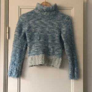 Sticka tröja  - Stickad tröja i blåt 